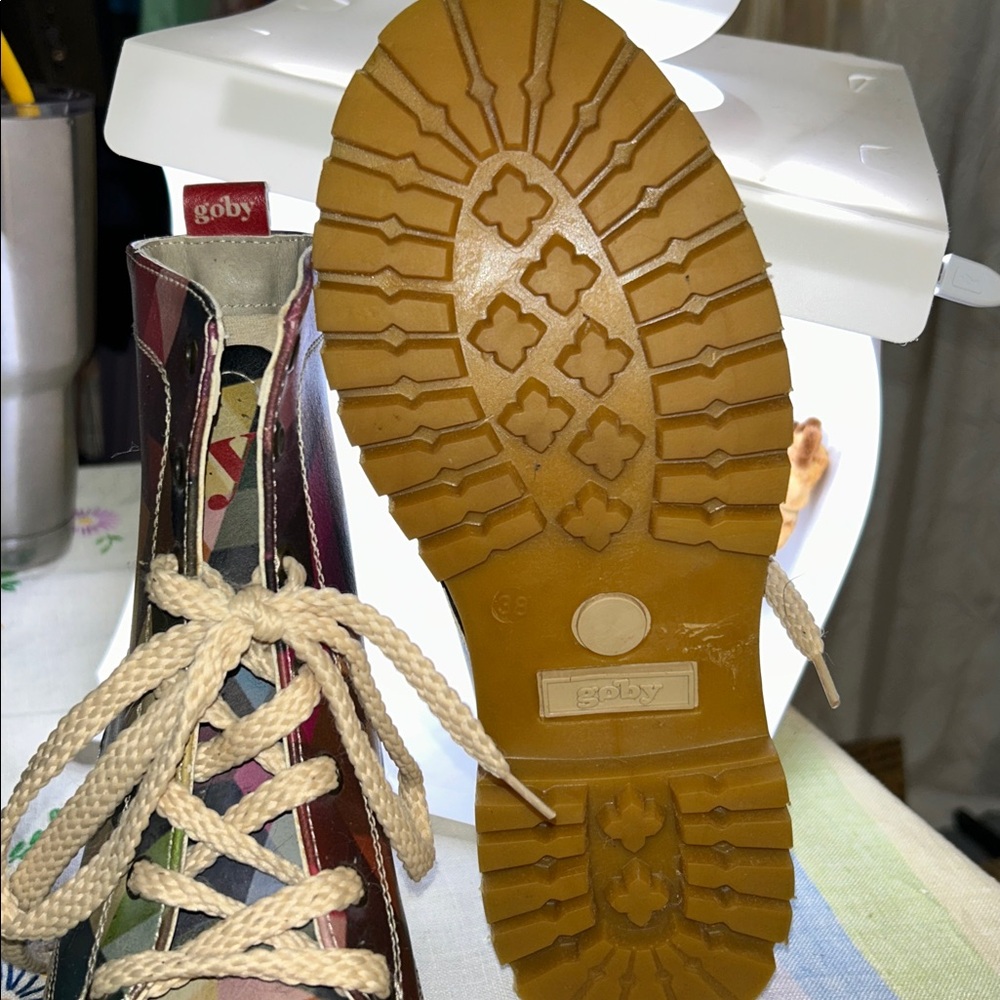Goby boots size 7.5. Like new condition. Only worn once. - Picture 5 of 8